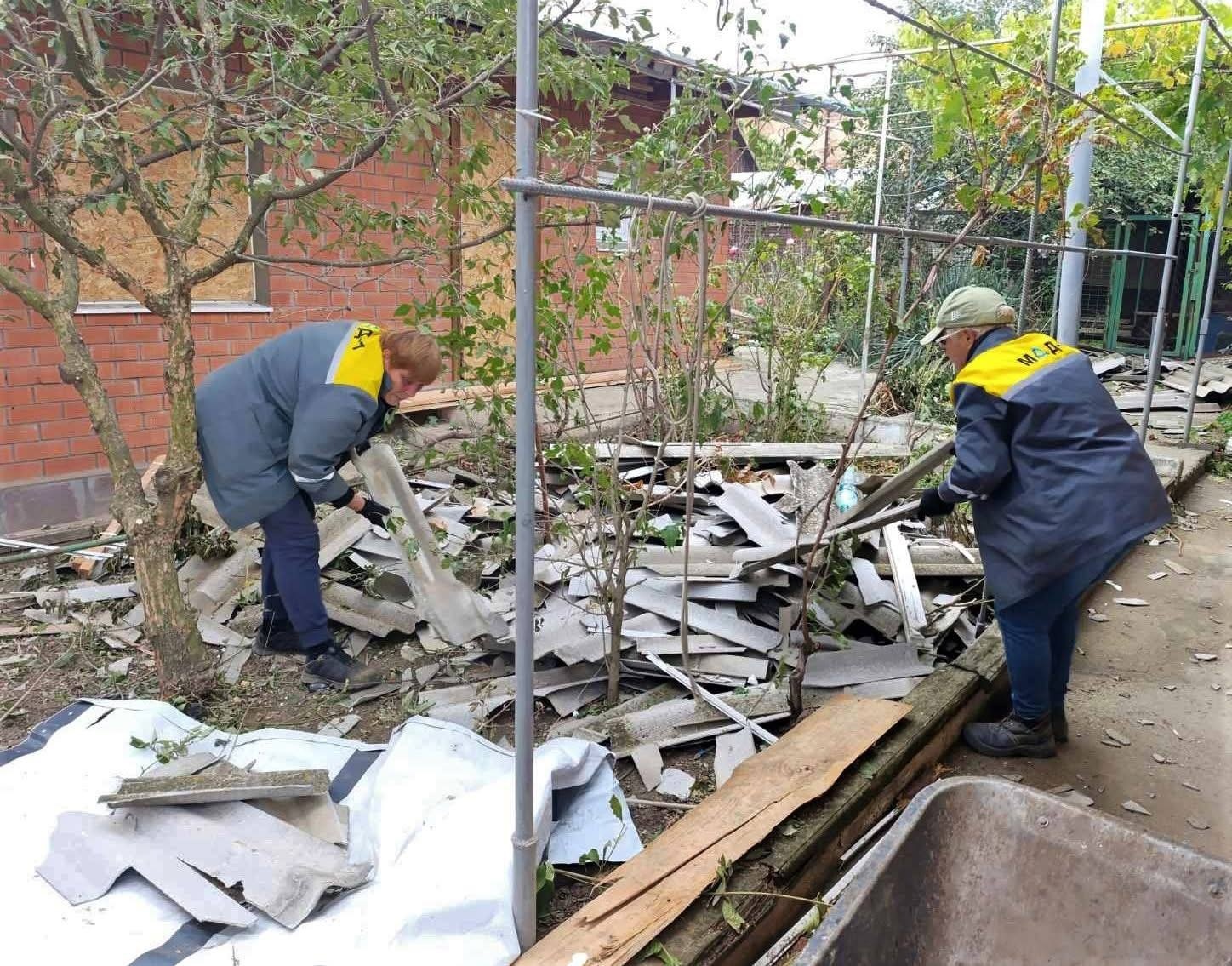 Комунальники Нікополя проводять екстрені ремонти пошкодженого житла та дбають про чистоту міста